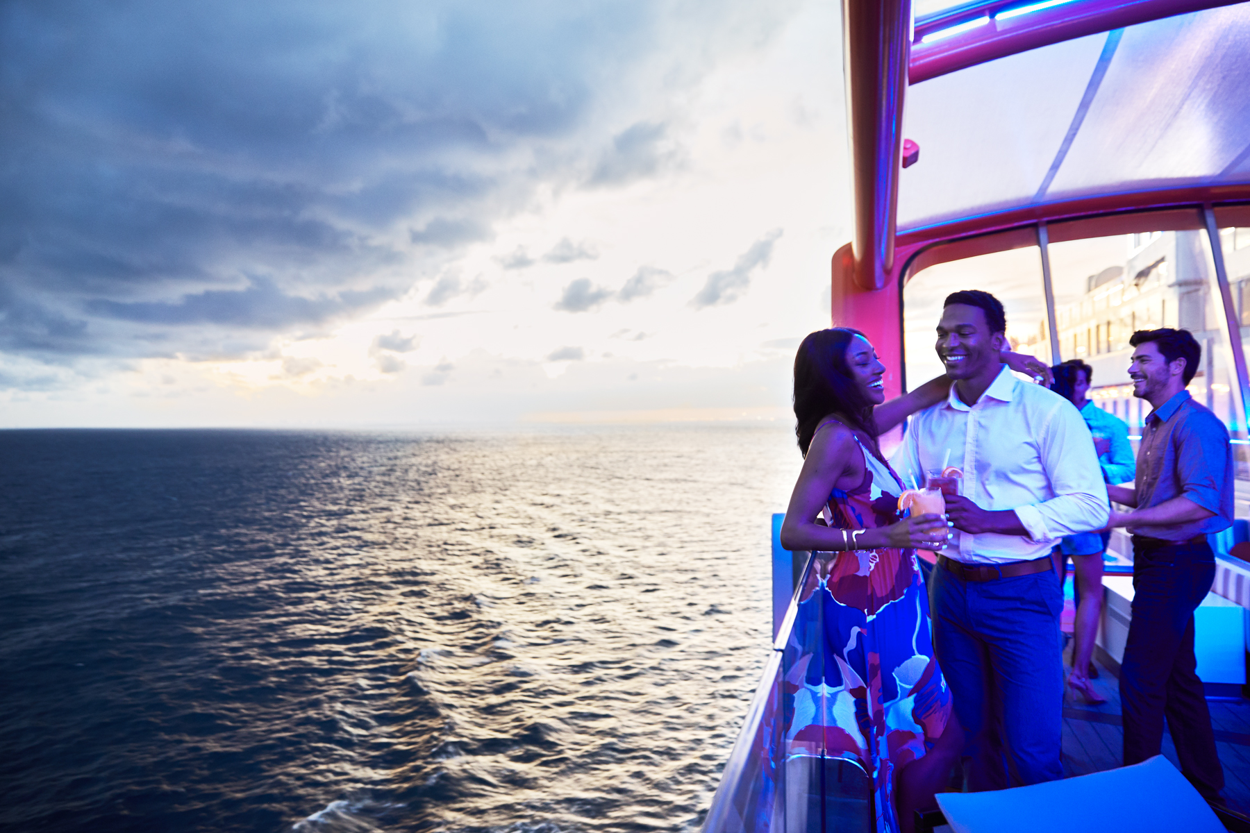 Un couple sur le tapis magique de Celebrity Edge au coucher du soleil (source : Celebrity Cruises)